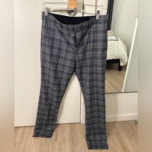 Club Monaco Men’s Sutton stripped dress pants. 31” waist 32” length.
